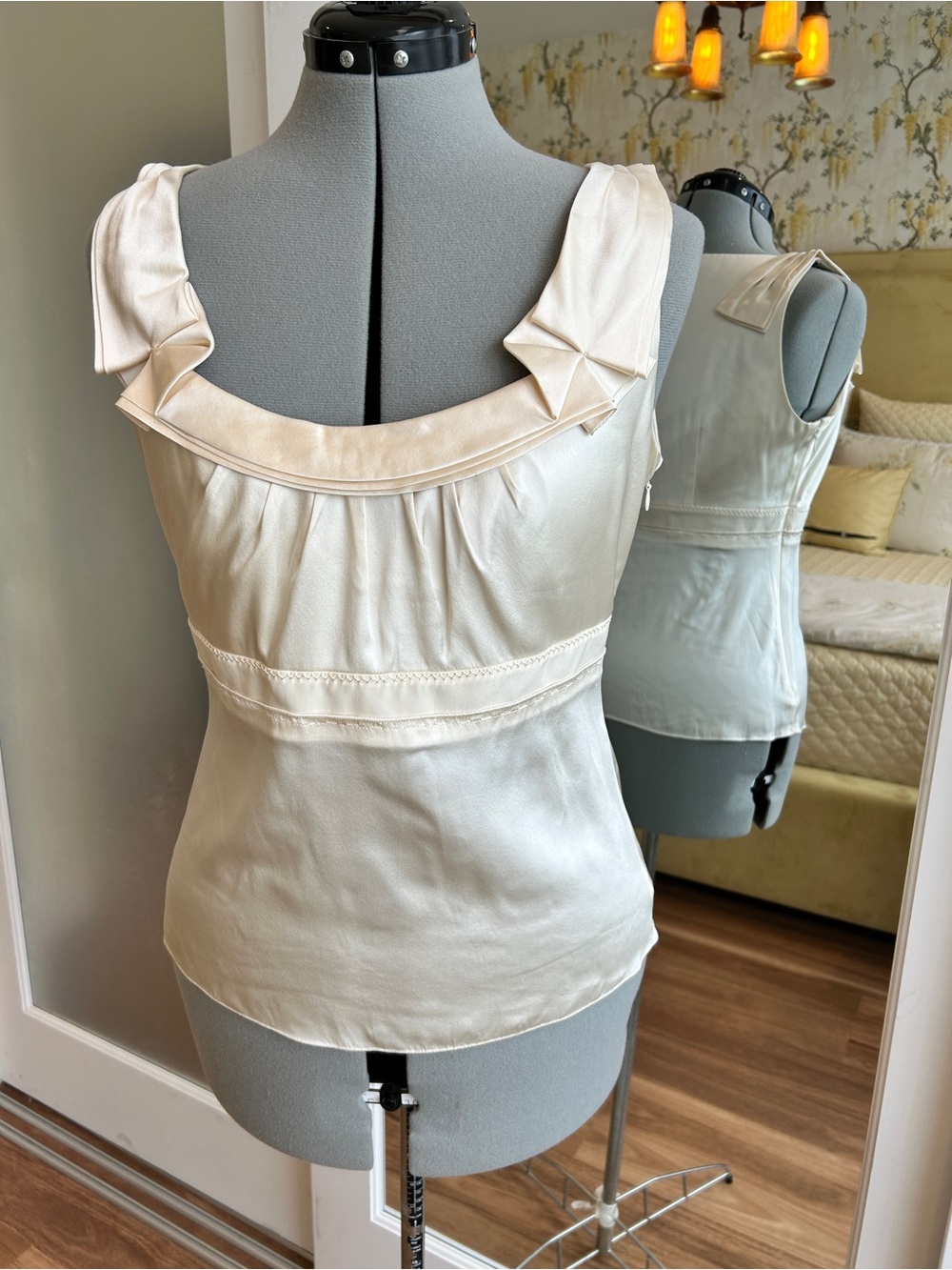Elie Tahari Cream Silk Blend Sleeveless Bow Detail Blouse